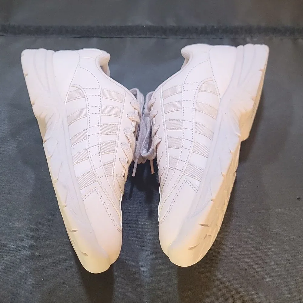 BRAND NEW K-SWISS LACE UP CLOSURE YOUTH11 SNEAKER